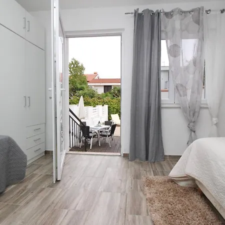 Konukevi Rozanda Baška